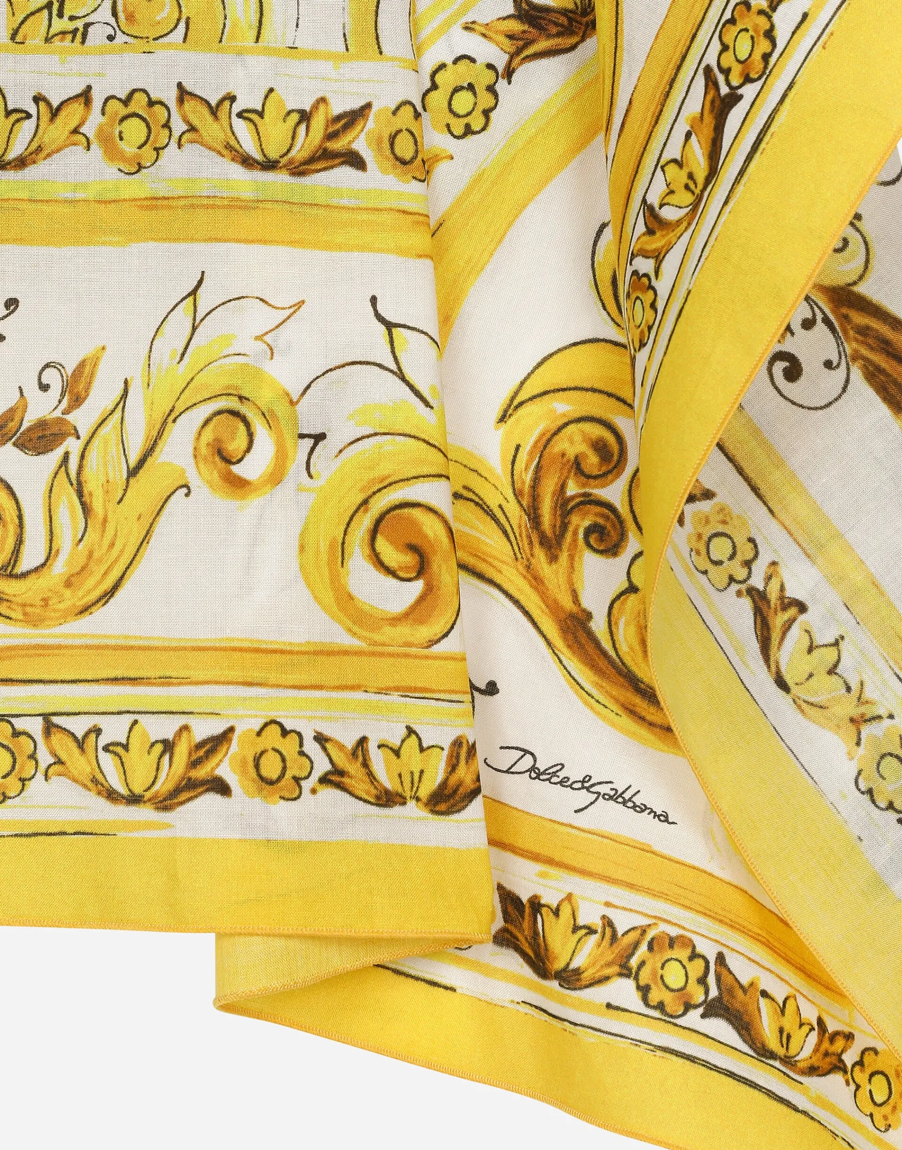 Batiste caftan with yellow majolica print
