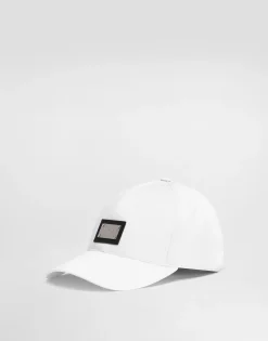 Cotton baseball cap with branded tag