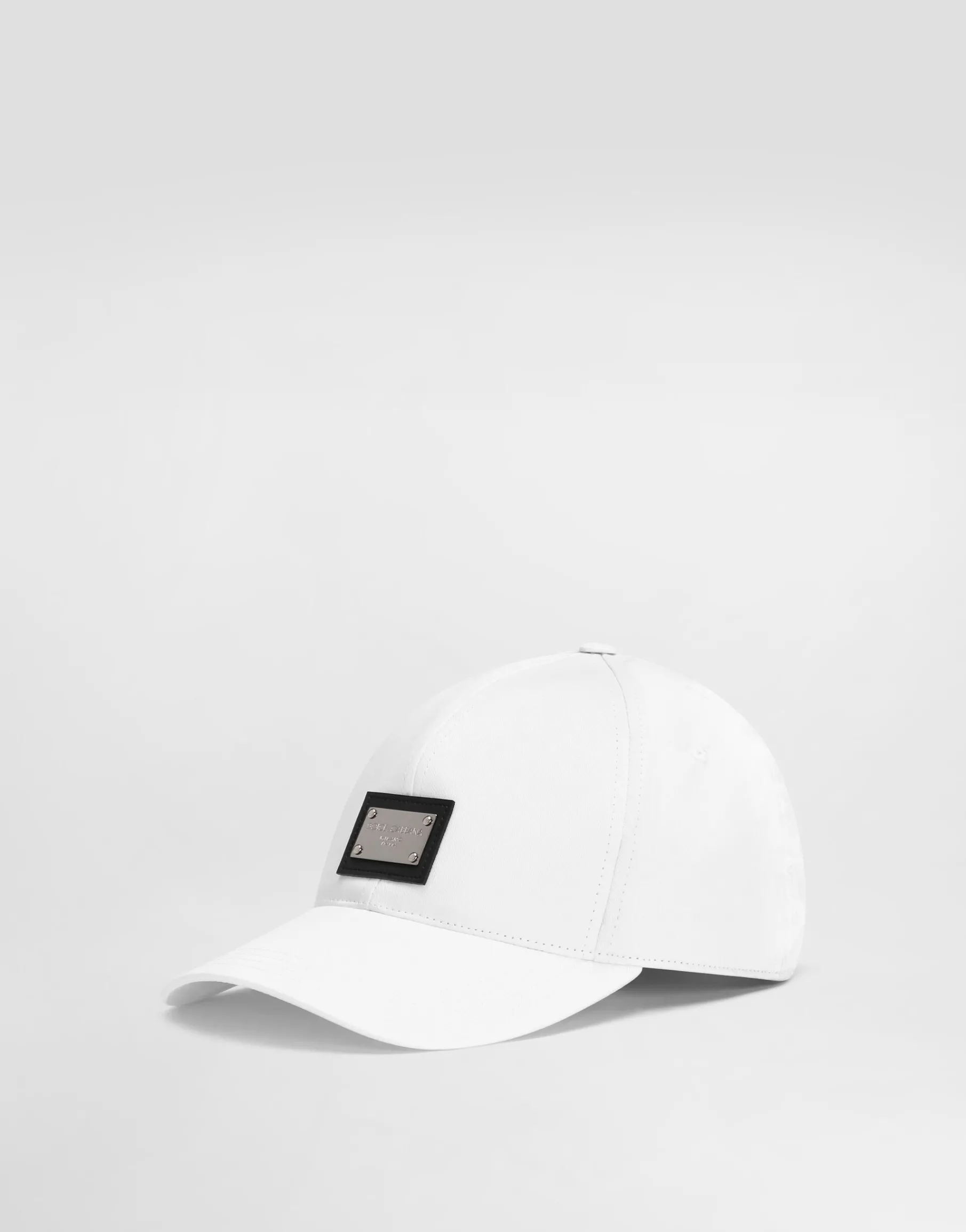 Cotton baseball cap with branded tag