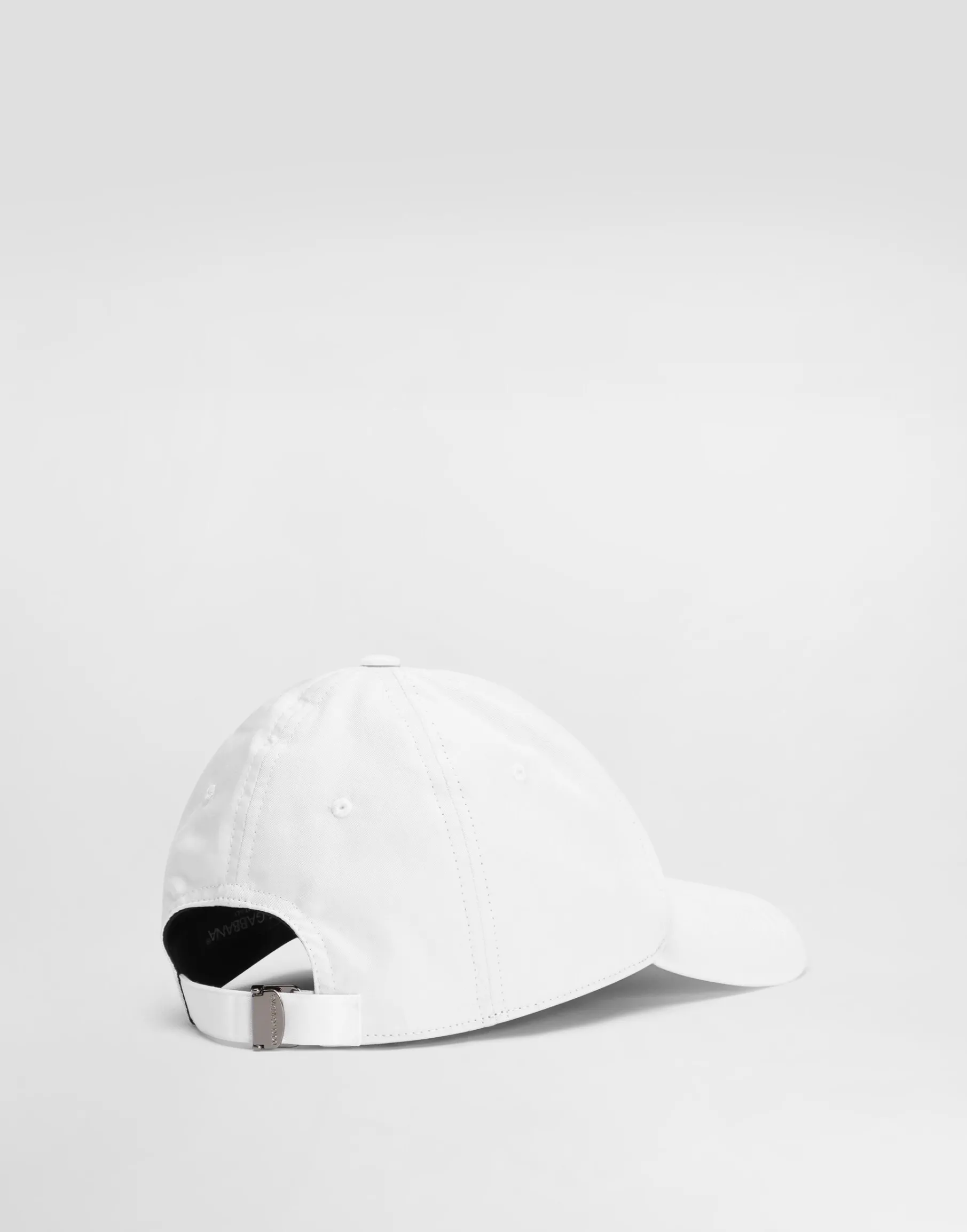 Cotton baseball cap with branded tag