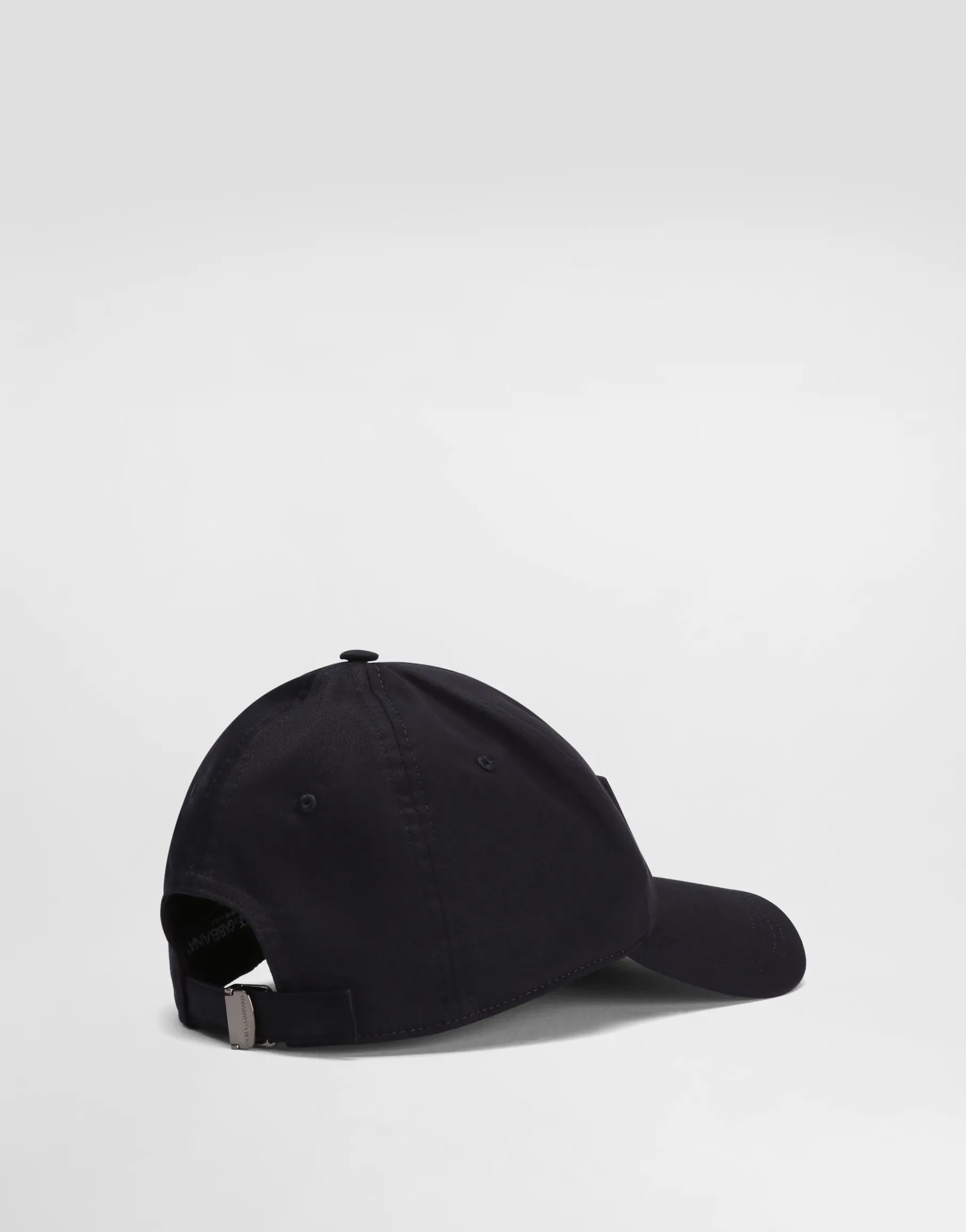 Cotton baseball cap with branded tag