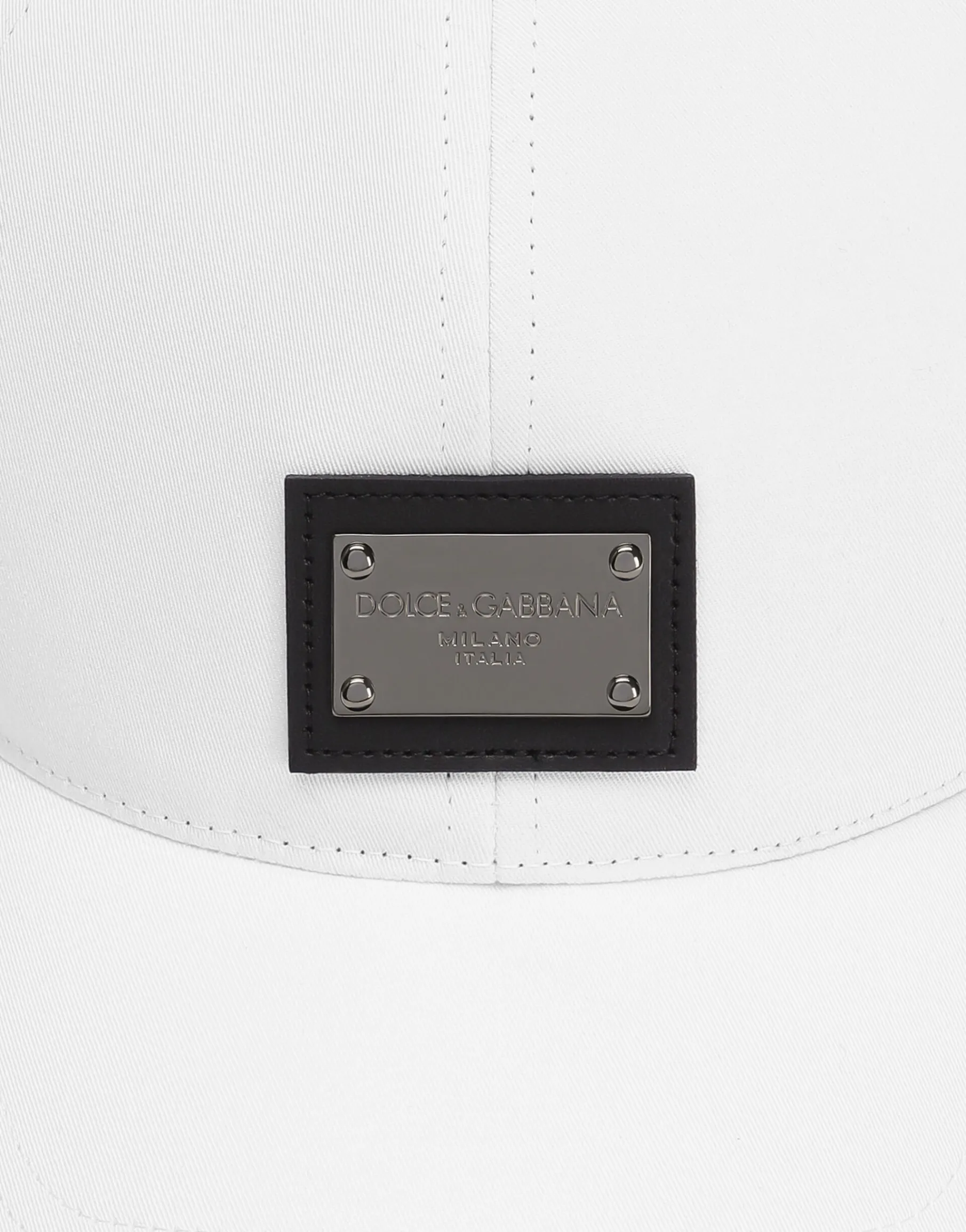 Cotton baseball cap with branded tag