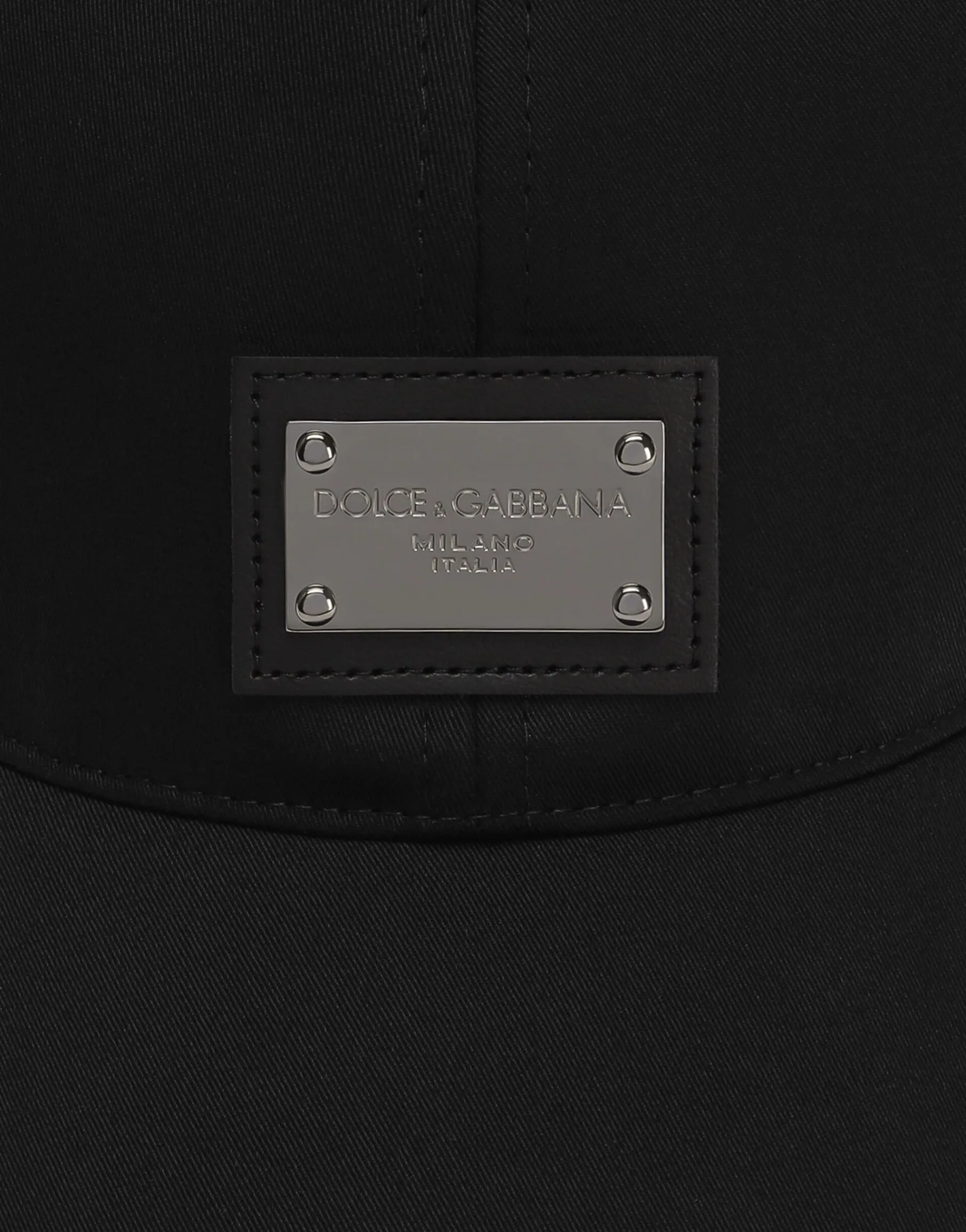 Cotton baseball cap with branded tag