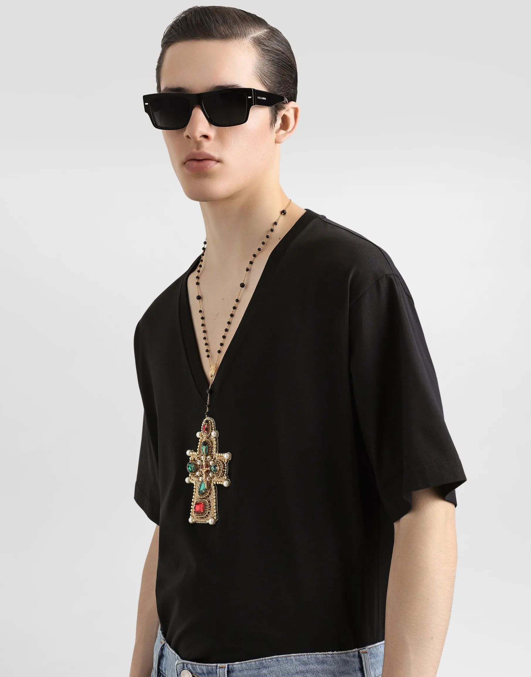 Cotton V-neck T-shirt with patch