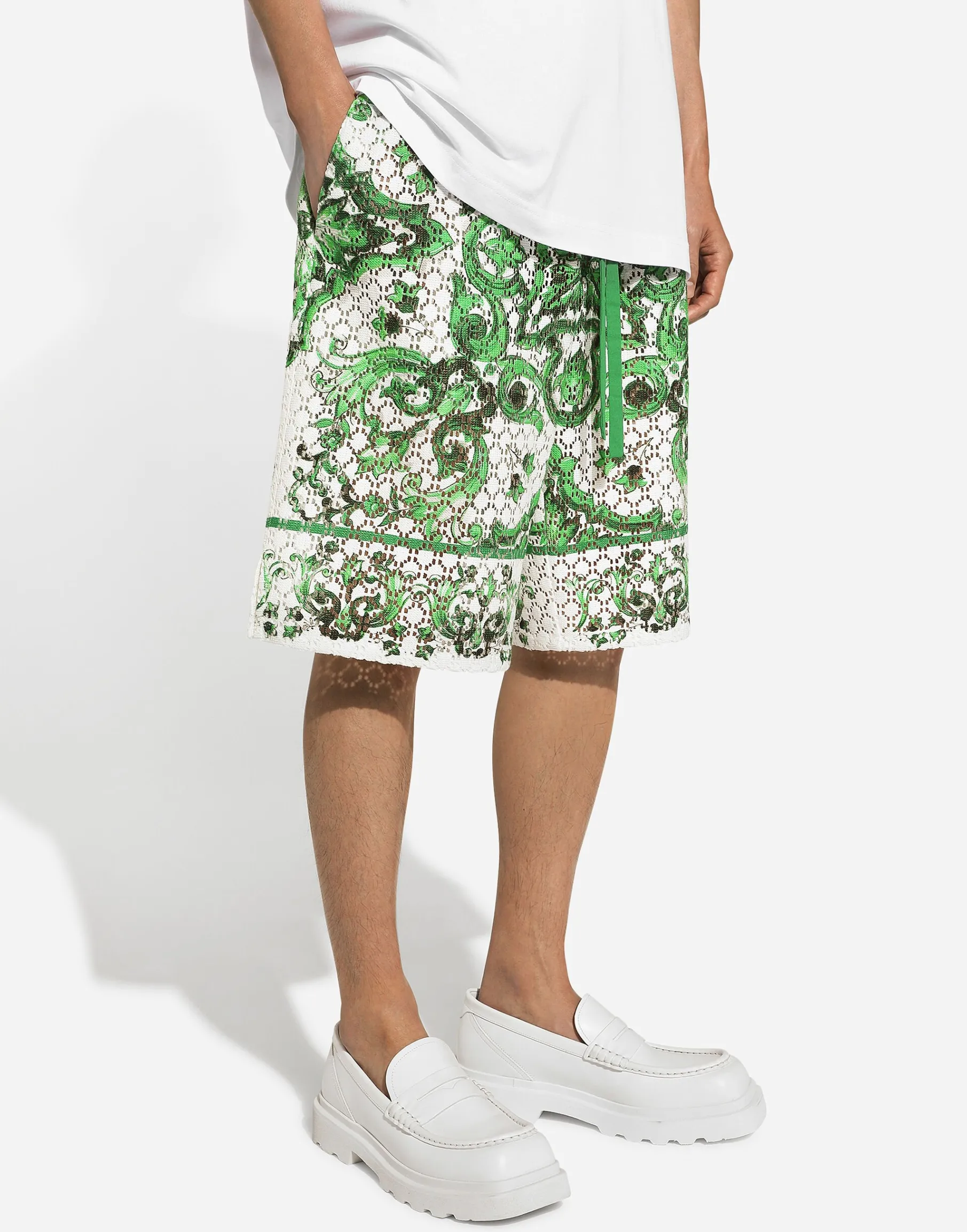 Crochet lace jogging shorts with majolica print