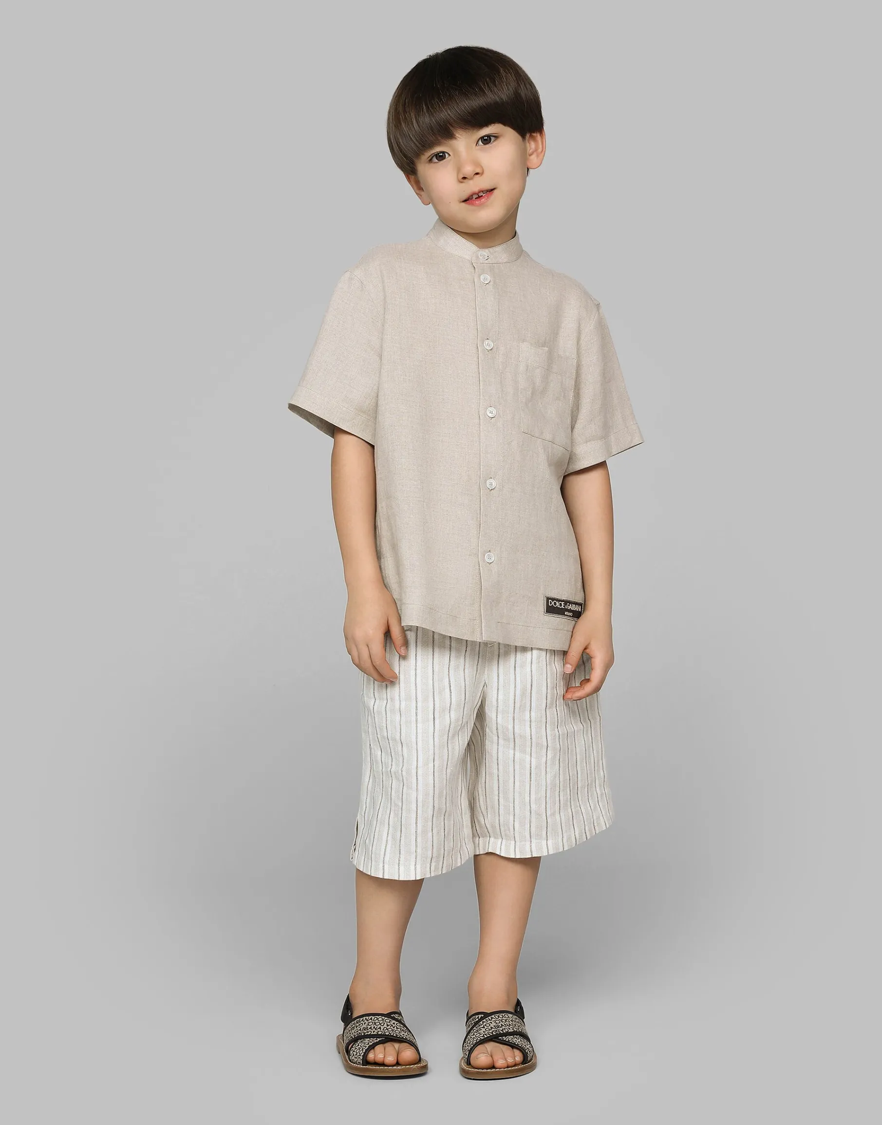 Linen shorts with branded label