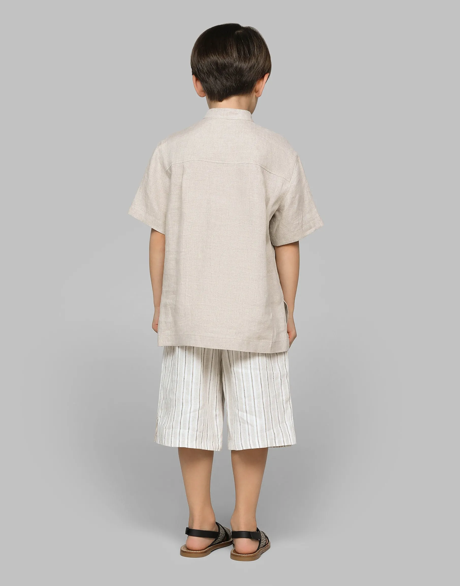 Linen shorts with branded label