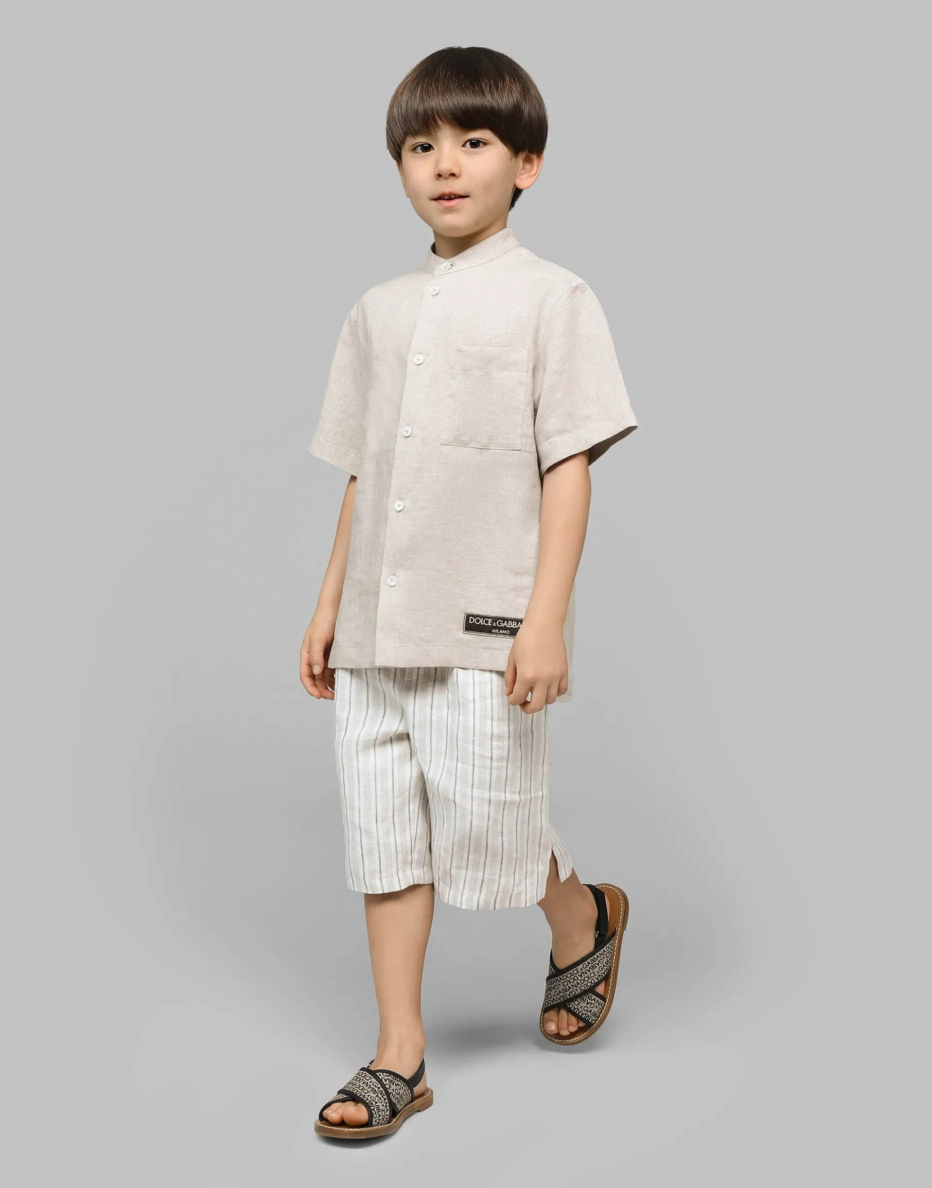 Linen shorts with branded label