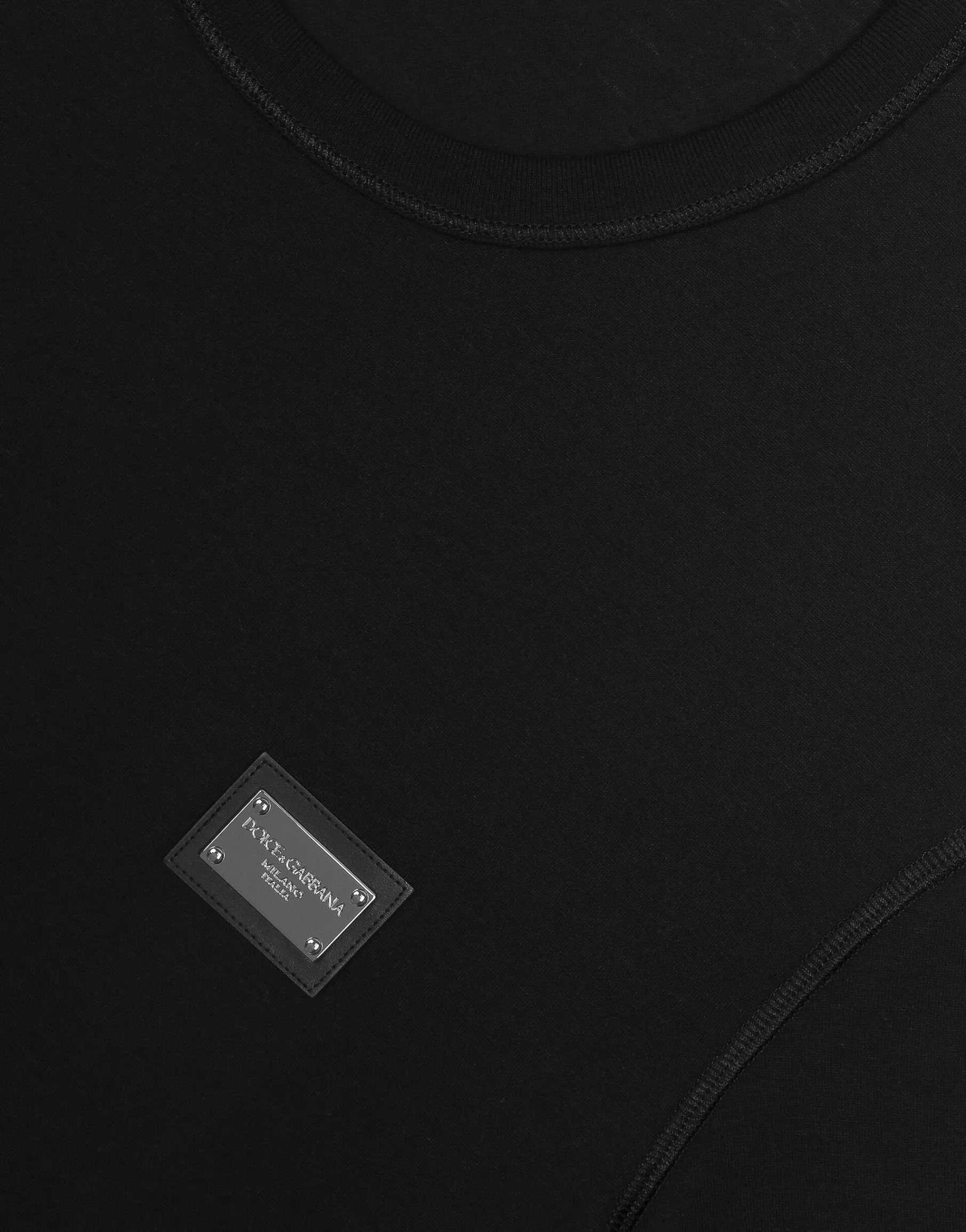 Long-sleeved T-shirt with logo tag
