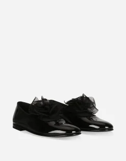 Patent leather slippers with flower appliqué