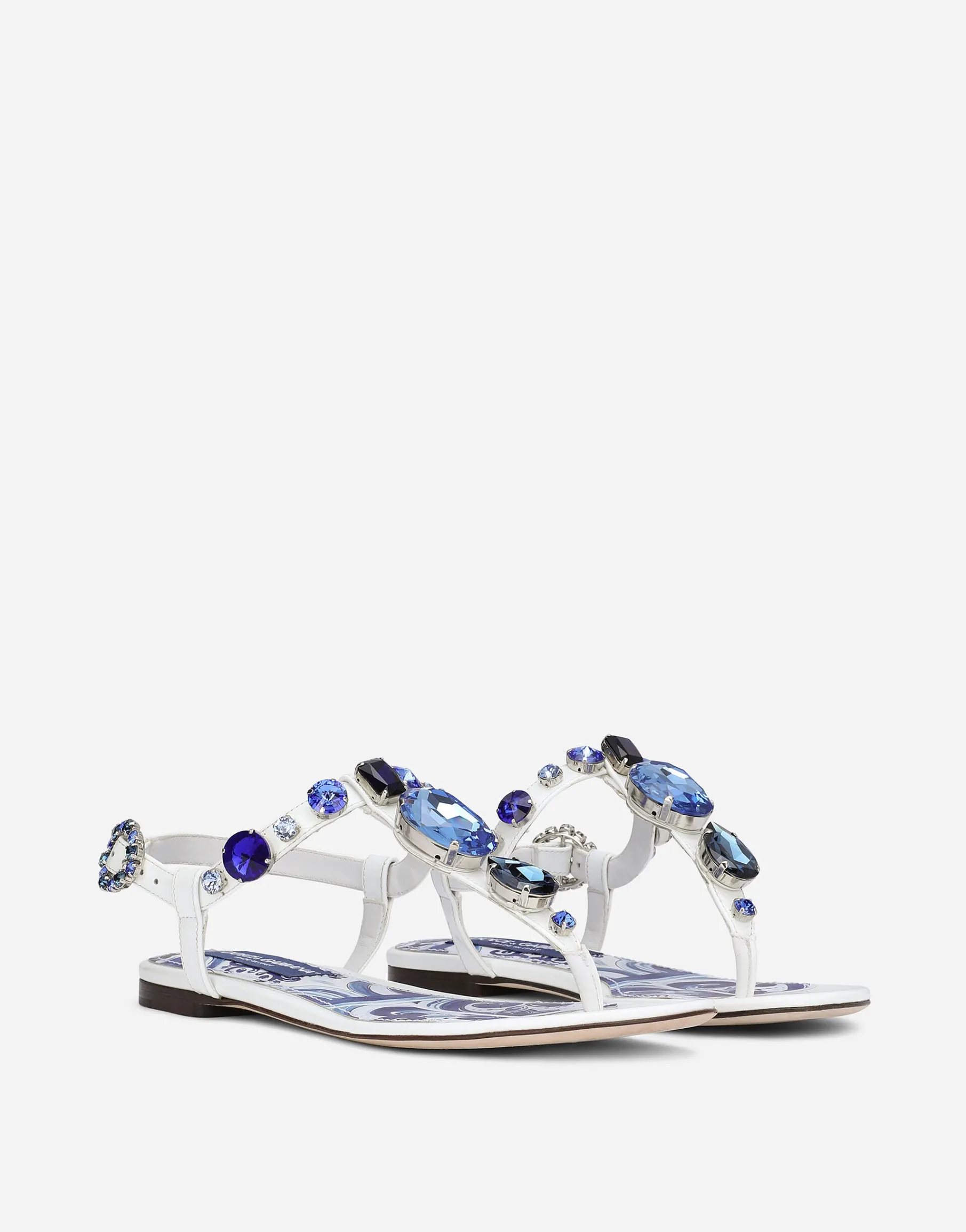 Patent leather thong sandals with embroidery