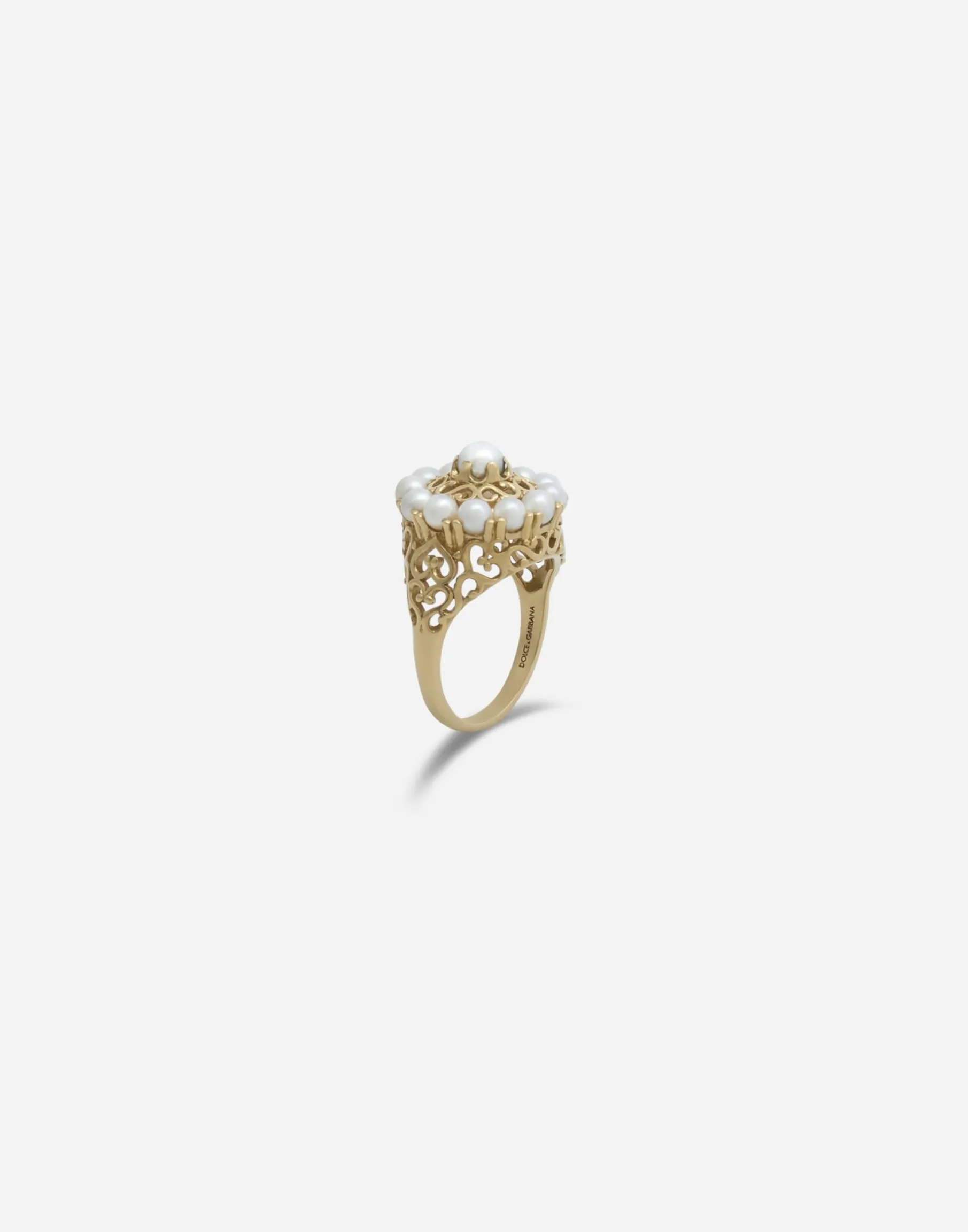 Romance ring in yellow gold and pearls