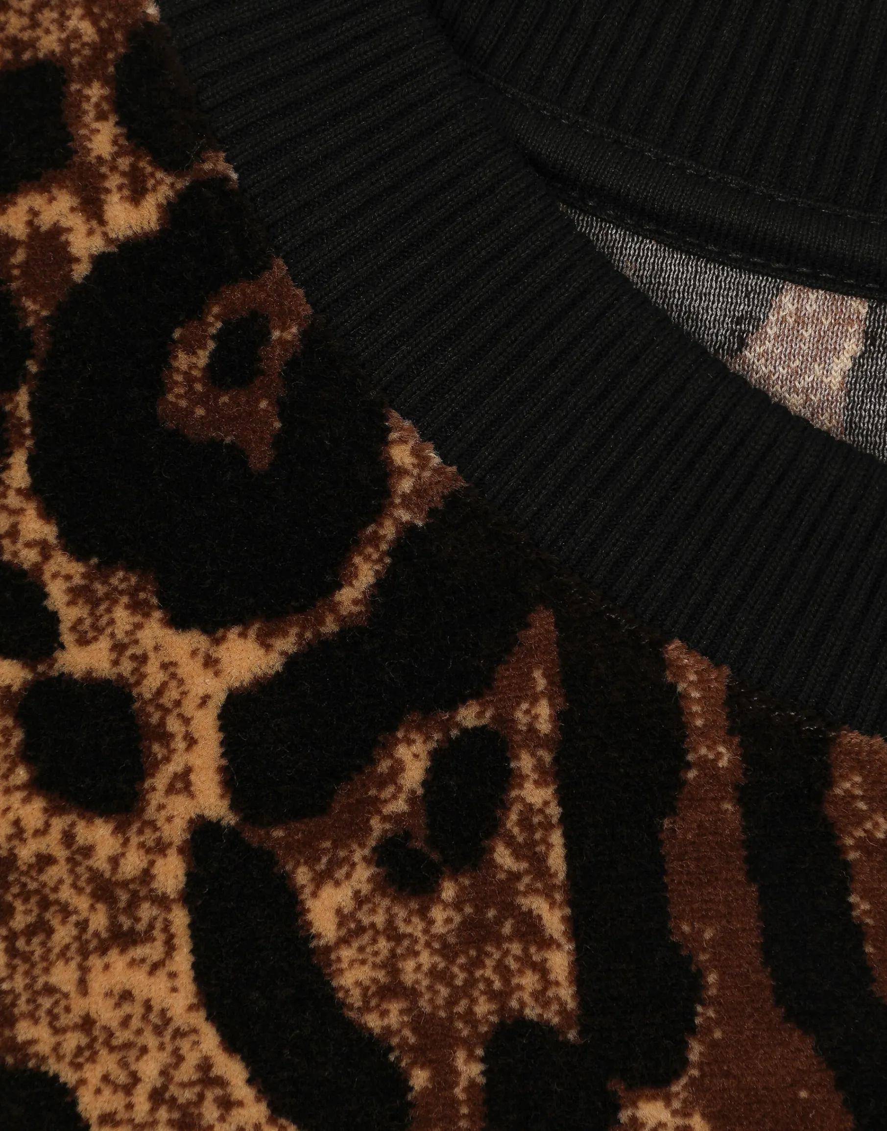 Round-neck chenille sweatshirt with jacquard leopard design