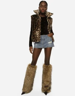 Sleeveless leopard-print jacket with logo tag