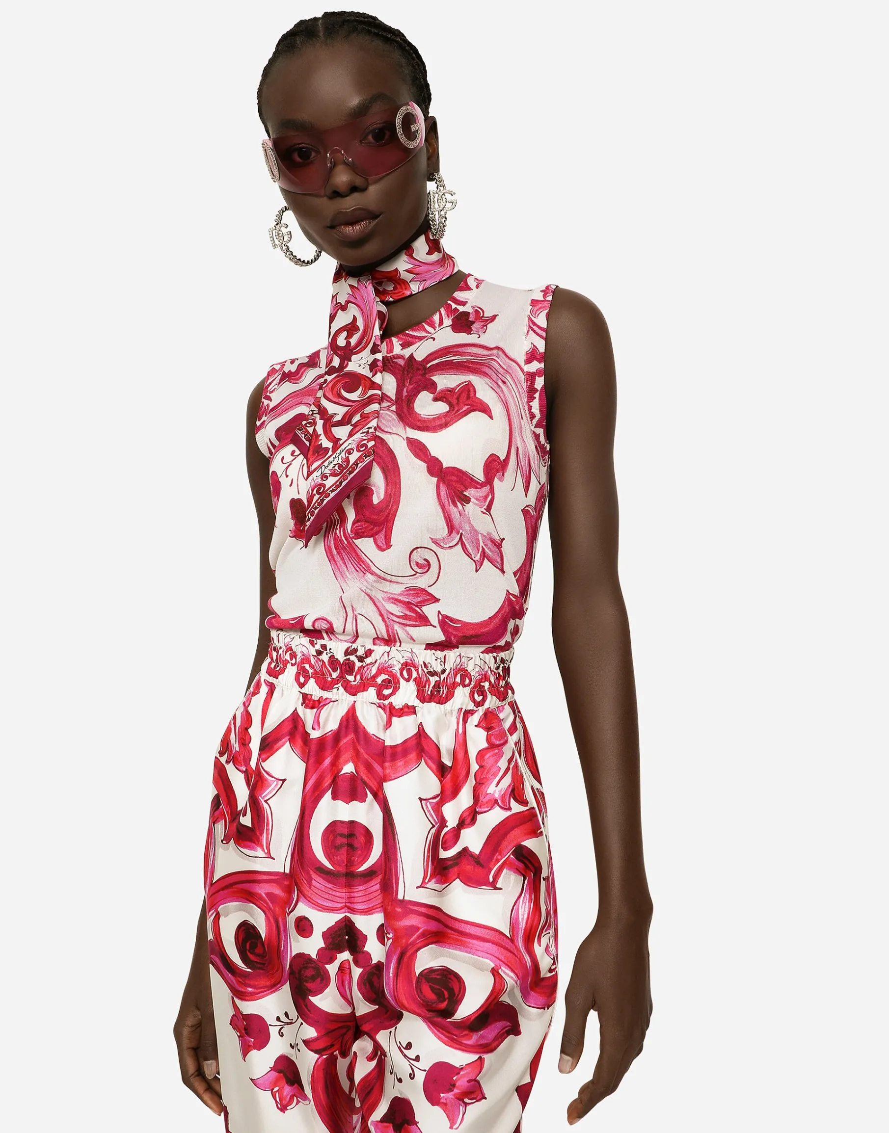 Sleeveless silk top with Majolica print
