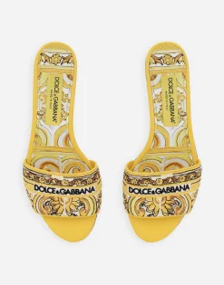 Sliders with embroidered majolica pattern