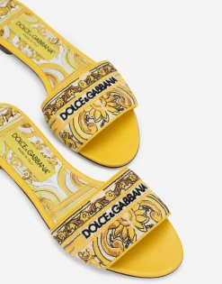 Sliders with embroidered majolica pattern