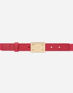 Stretch belt with logo tag