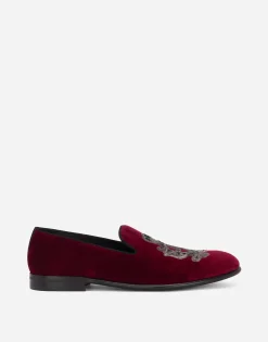 Velvet slippers with coat of arms embroidery