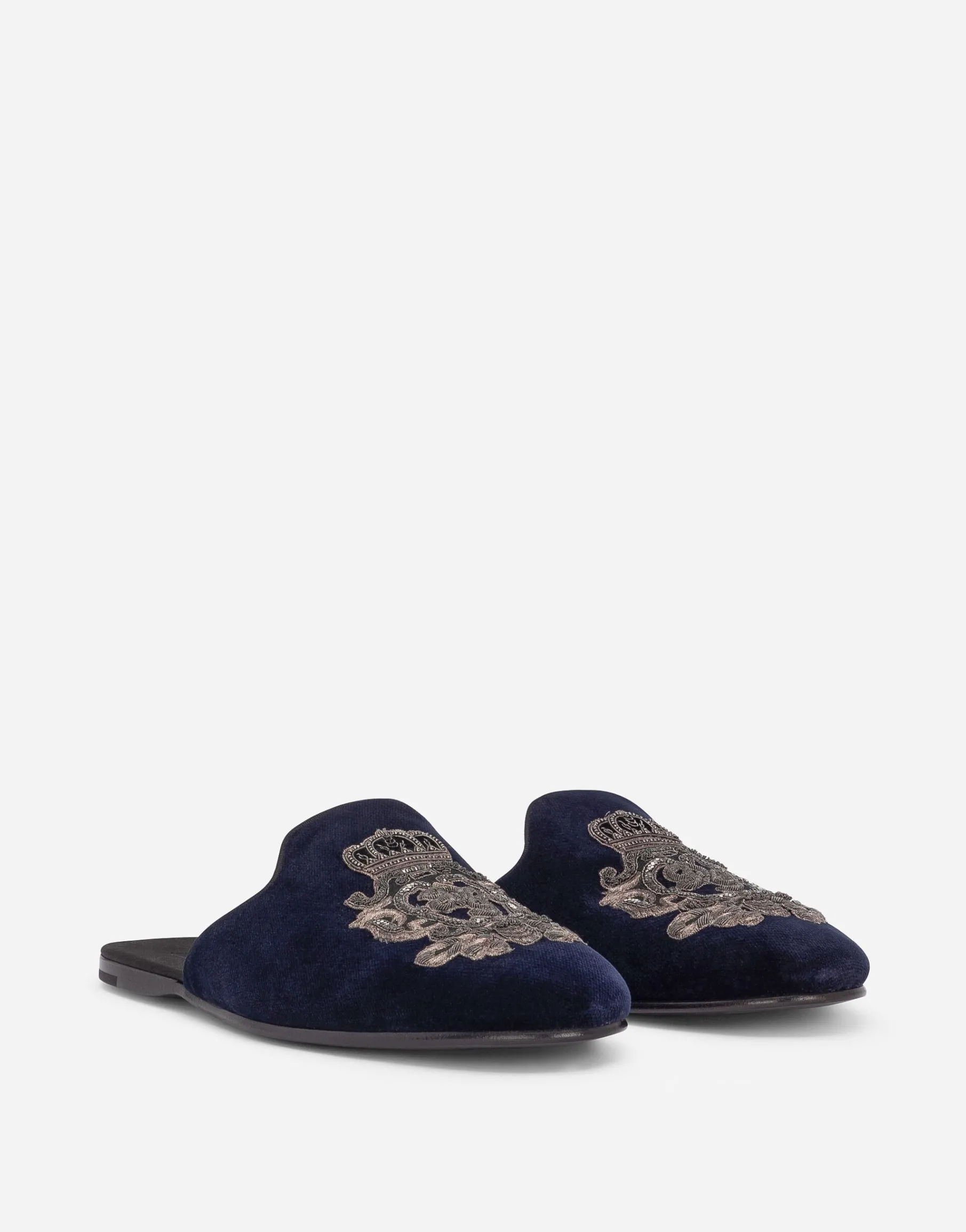 Velvet slippers with coat of arms embroidery