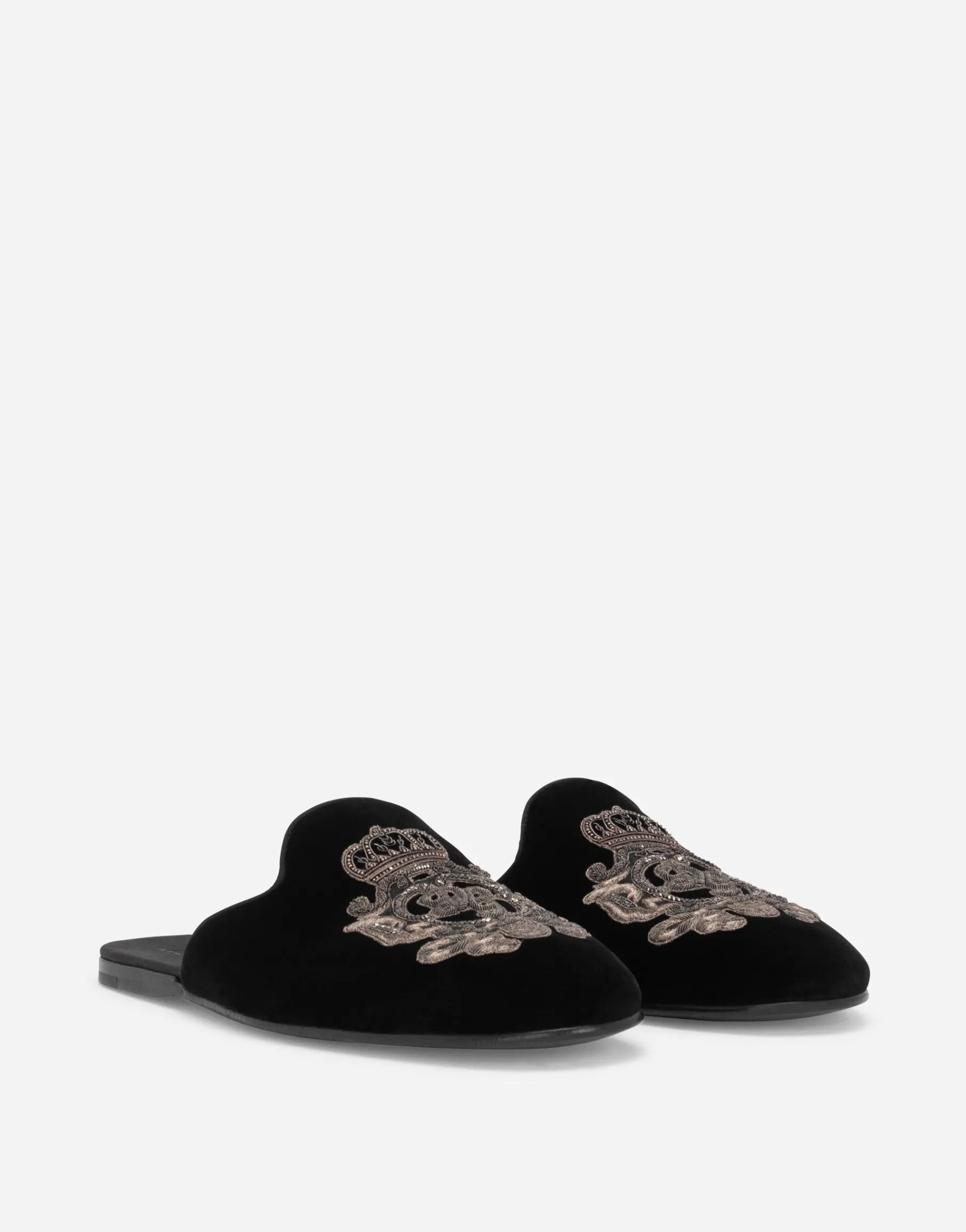 Velvet slippers with coat of arms embroidery
