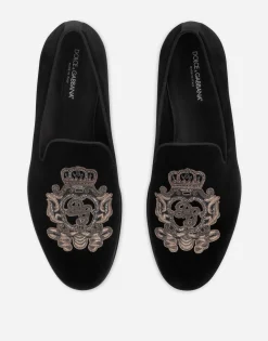 Velvet slippers with coat of arms embroidery