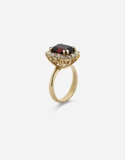 Yellow gold basket collet heritage ring